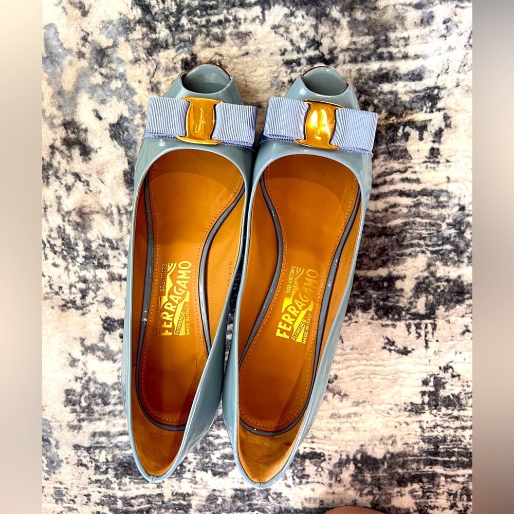 Salvator Ferragamo Blue Patent Leather Vara Bow Pumps Sz 8.5